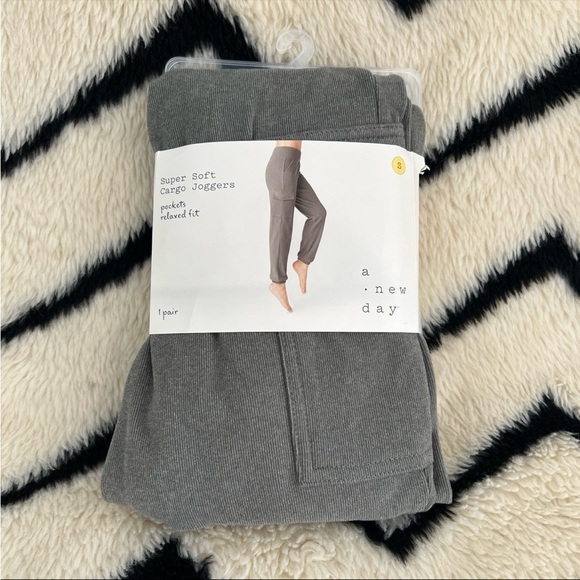 Super soft cargo joggers NWT in grey size SMALL - Picture 3 of 9